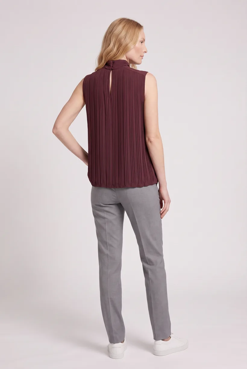 Mannequin portant la même blouse plissée sans manches à col montant, édition caméra de dos en pied sur le studio Pure White, générée avec nano-banana-pro via le template Product page set