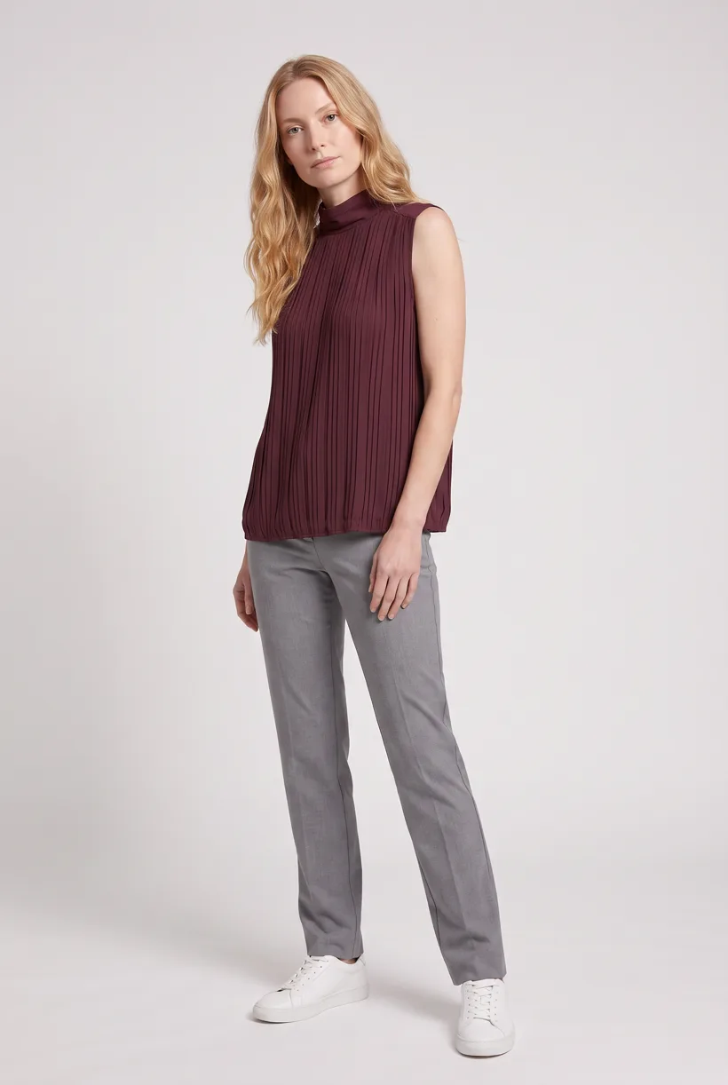 Mannequin portant une blouse plissée sans manches à col montant, plan de face en pied sur le studio Pure White, généré avec nano-banana-pro via le template Product page set