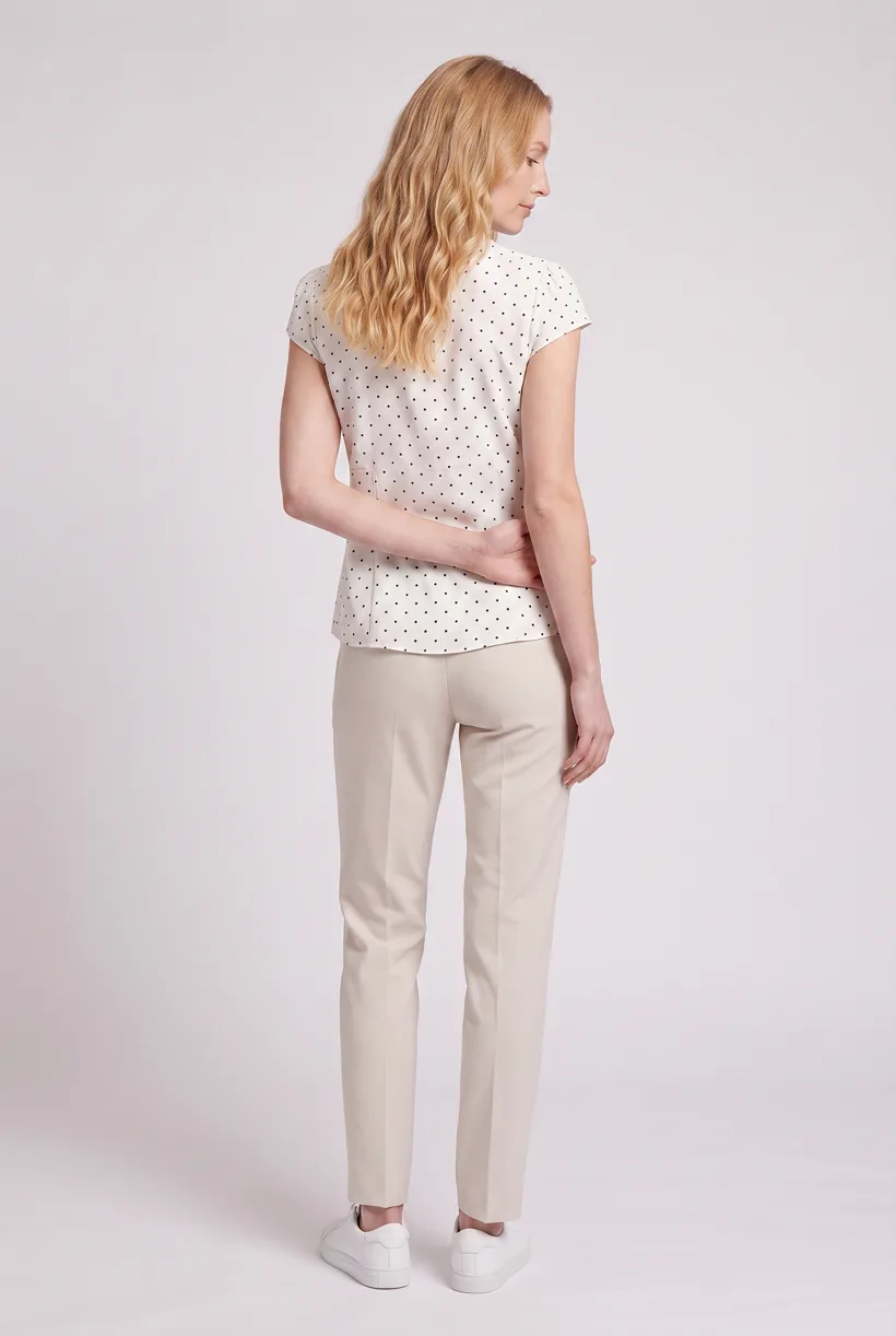 Mannequin portant la même blouse à pois et col lavallière, édition caméra de dos en pied sur le studio Pure White, générée avec nano-banana-pro via le template Product page set
