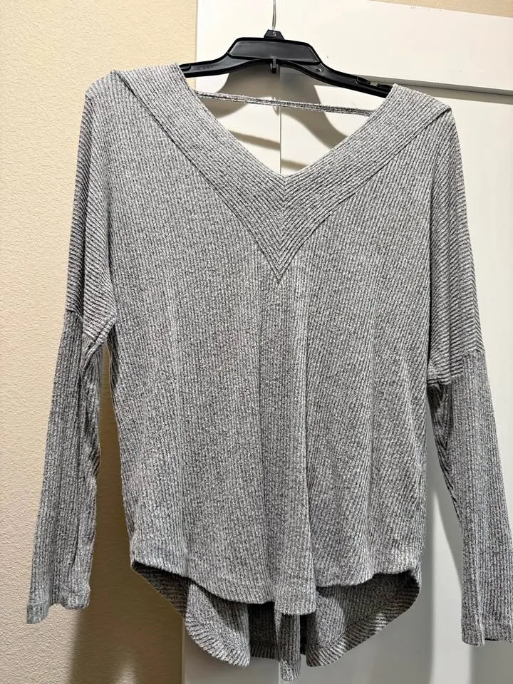 Raw supplier photo: Ribbed V-neck top