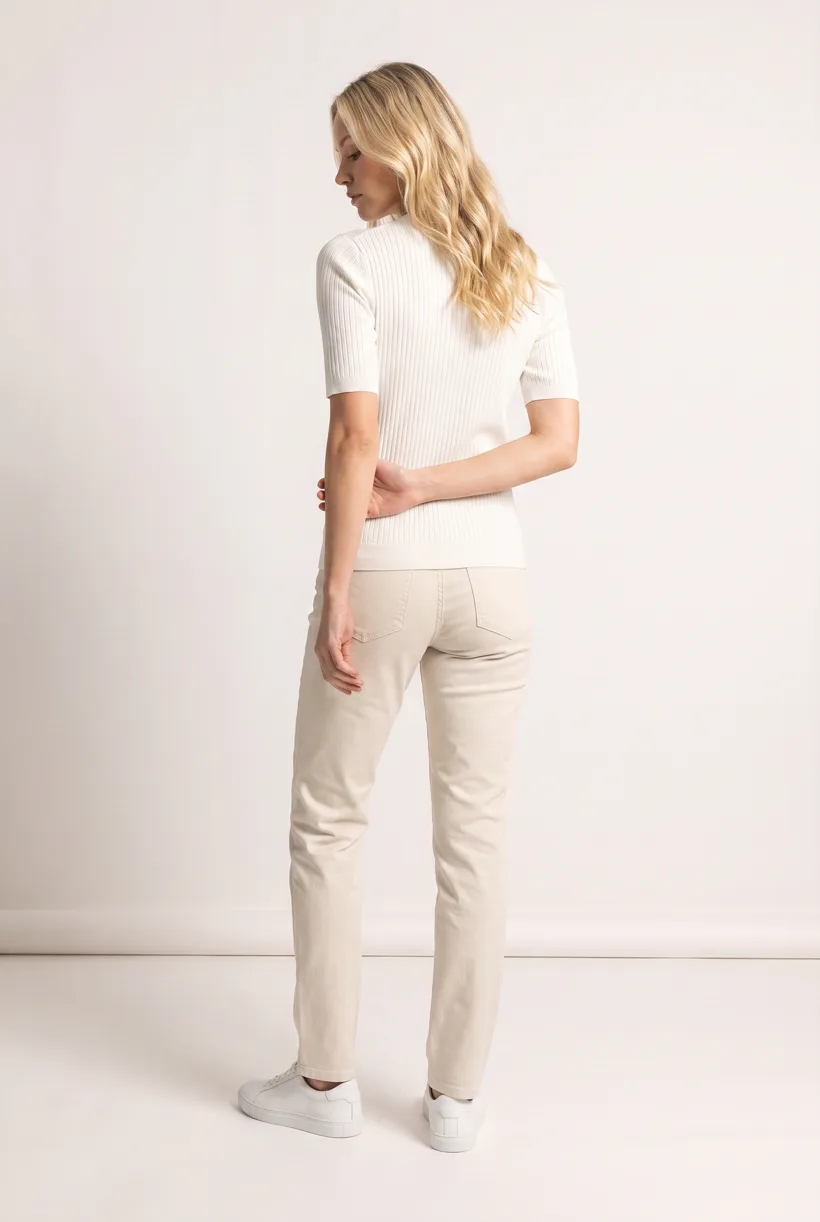 Model in demselben gerippten Stricktop mit kurzen Ärmeln, Ganzkörper-Kamerabearbeitung von hinten im Studio Pure White, generiert mit nano-banana-pro über die Vorlage Product page set