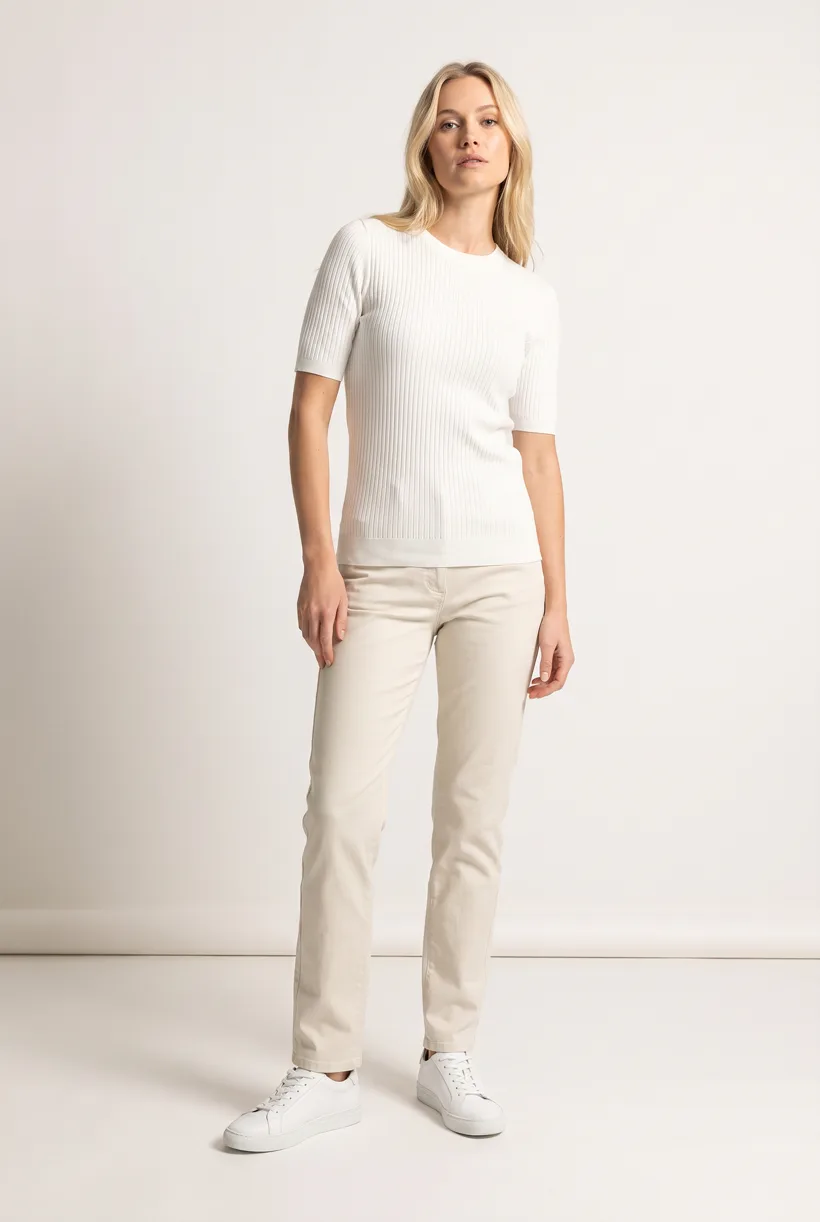 Model in einem gerippten Stricktop mit kurzen Ärmeln, Ganzkörperansicht von vorne im Studio Pure White, generiert mit nano-banana-pro über die Vorlage Product page set