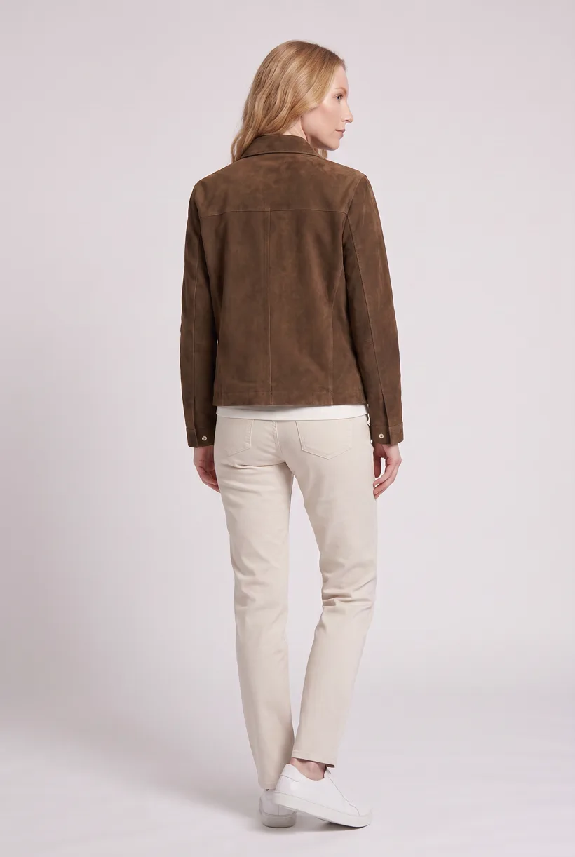 Model in derselben Wildlederjacke mit Reißverschluss, Ganzkörper-Kamerabearbeitung von hinten im Studio Pure White, generiert mit nano-banana-pro über die Vorlage Product page set
