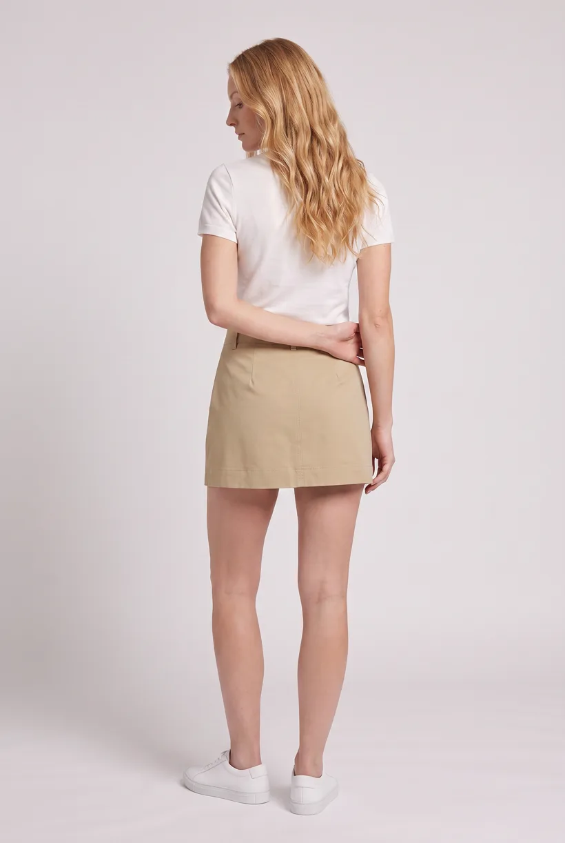 Mannequin portant la même mini-jupe kaki boutonnée devant, édition caméra de dos en pied sur le studio Pure White, générée avec nano-banana-pro via le template Product page set