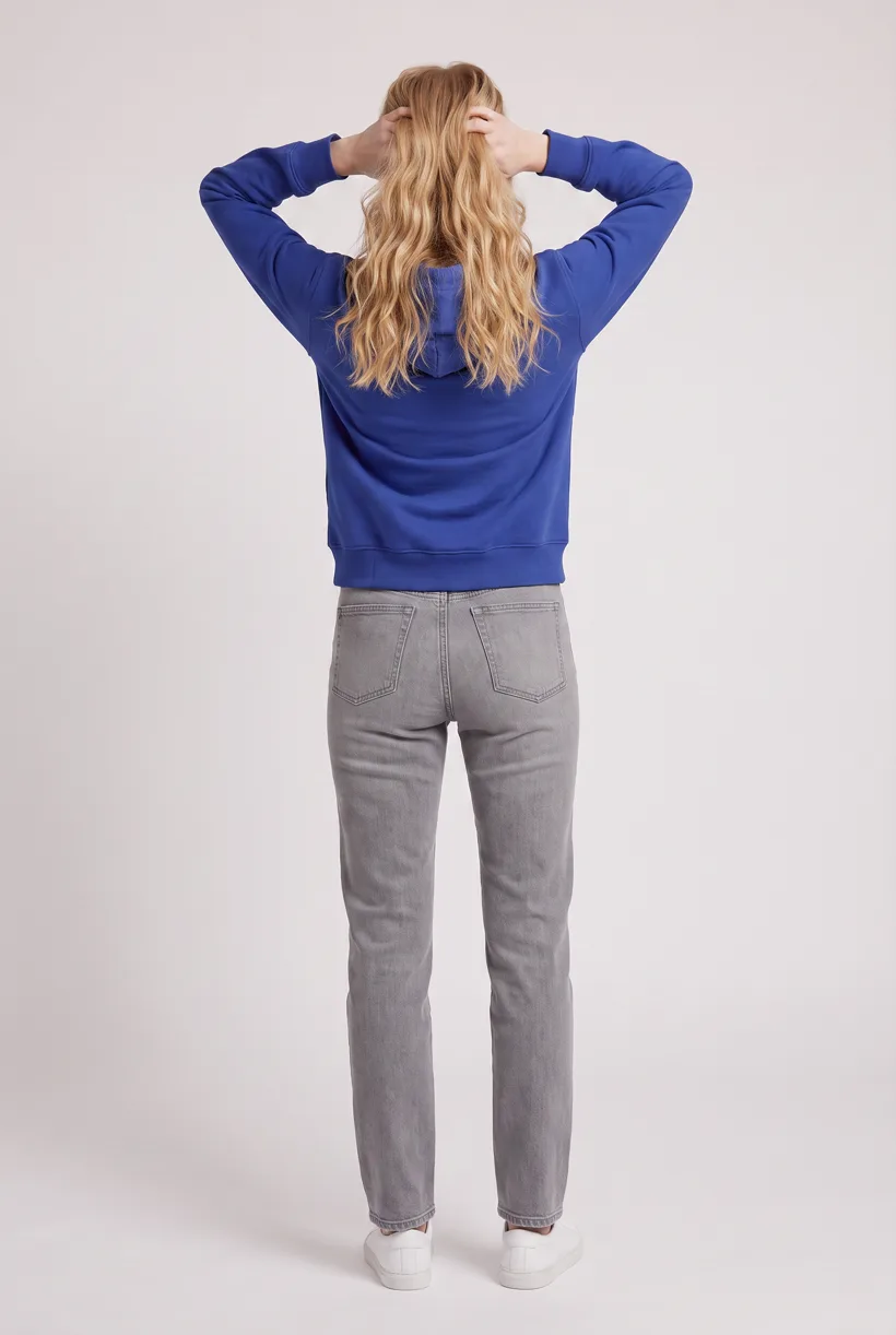 Mannequin portant le même sweat à capuche bleu cobalt, édition caméra de dos en pied sur le studio Pure White, générée avec nano-banana-pro via le template Product page set