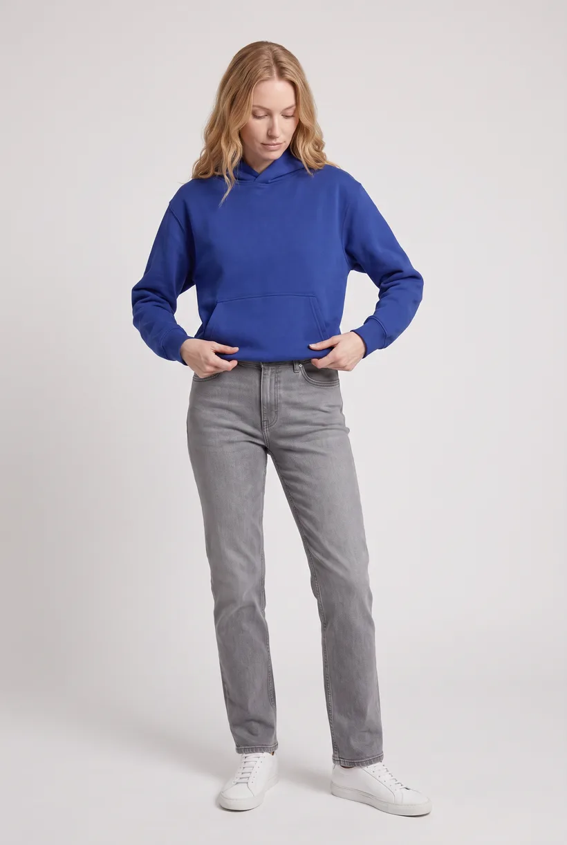 Mannequin portant un sweat à capuche bleu cobalt, plan de face en pied sur le studio Pure White, généré avec nano-banana-pro via le template Product page set
