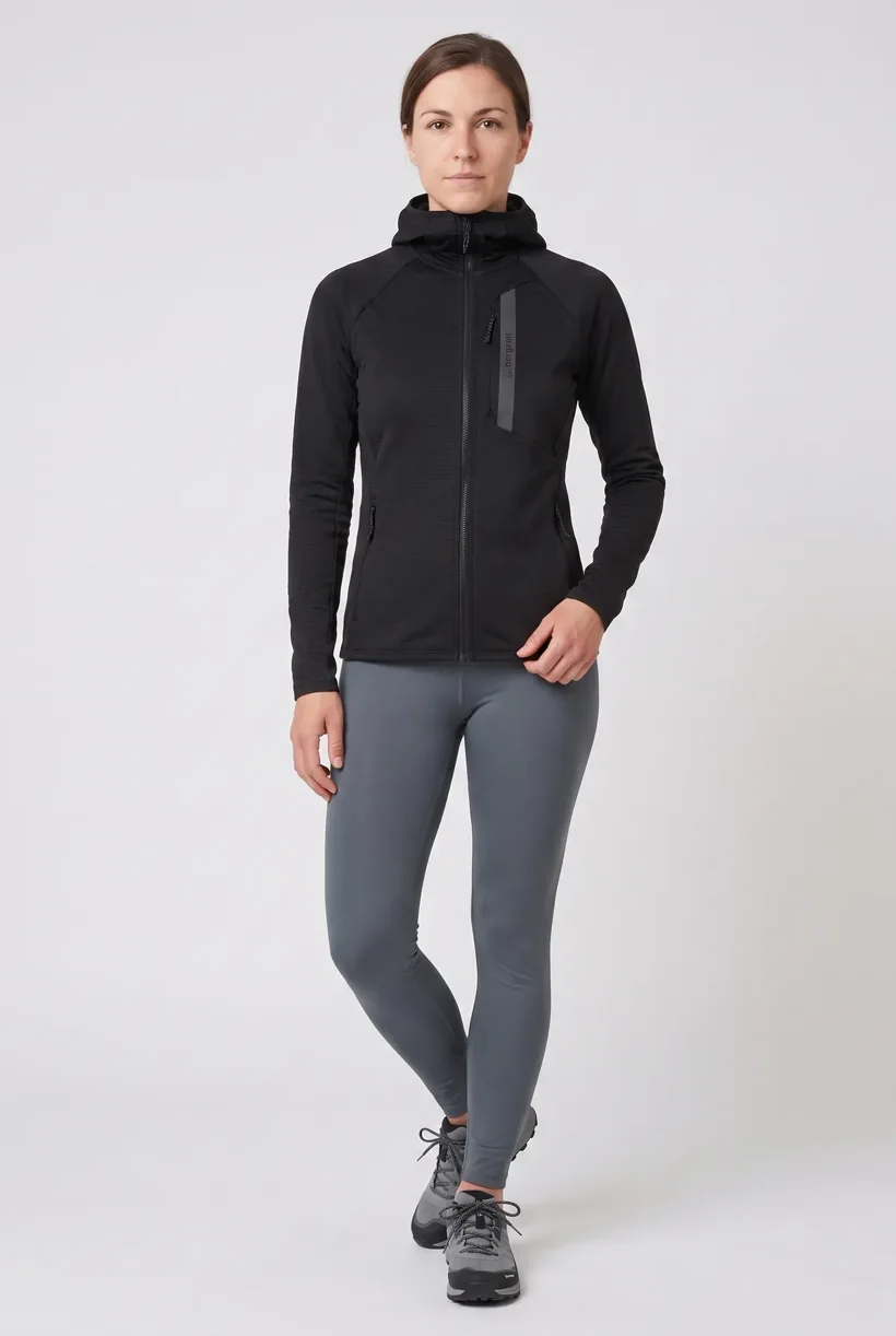 Model mit Kapuzen-Fleecejacke, Ganzkörperansicht von vorn, mit nano-banana-pro in Basic white photoshoot über Uwear MCP generiert
