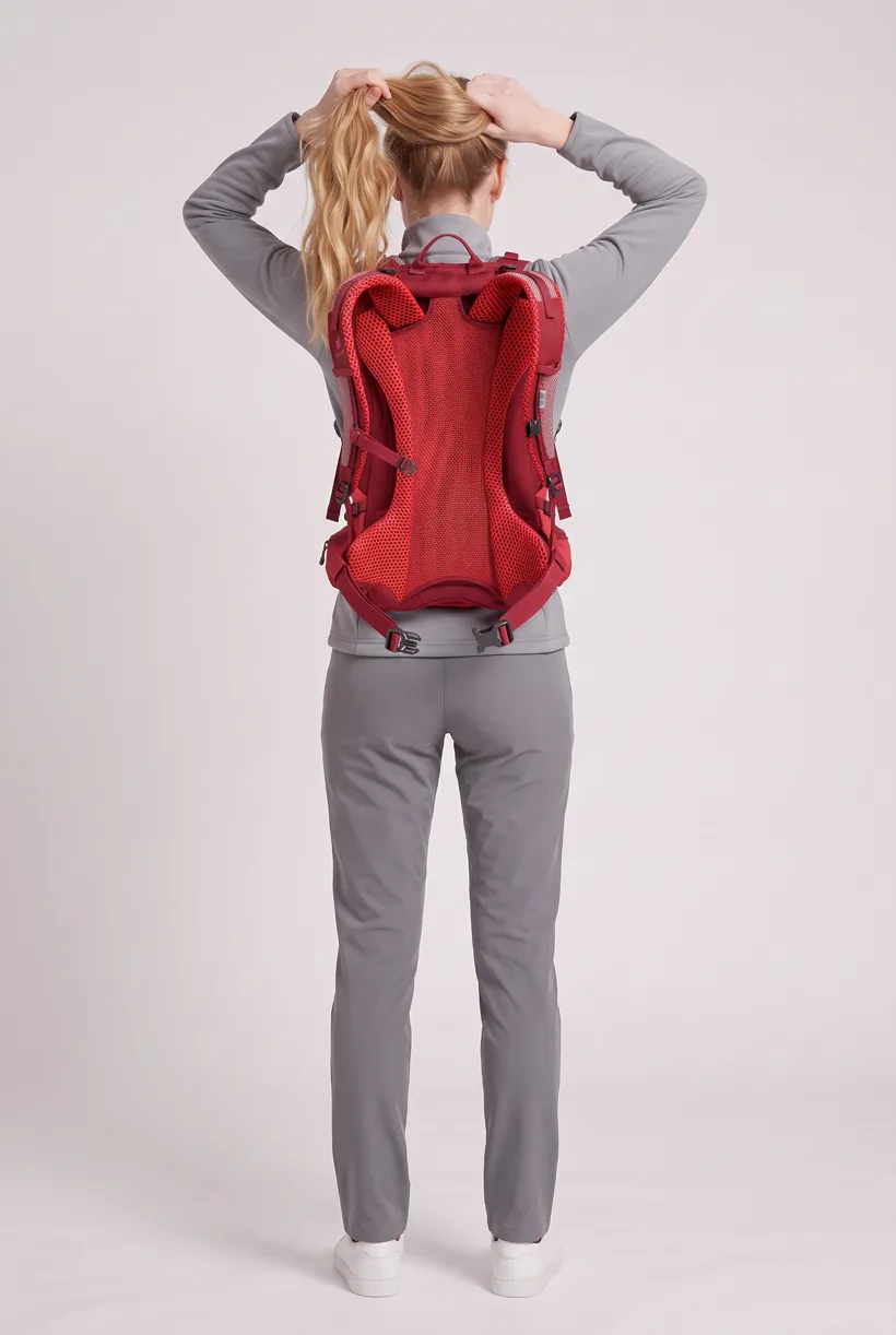 Modelo carregando a mesma mochila técnica vermelha, edição de câmera de corpo inteiro por trás no estúdio Pure White, gerada com nano-banana-pro pelo modelo Product page set