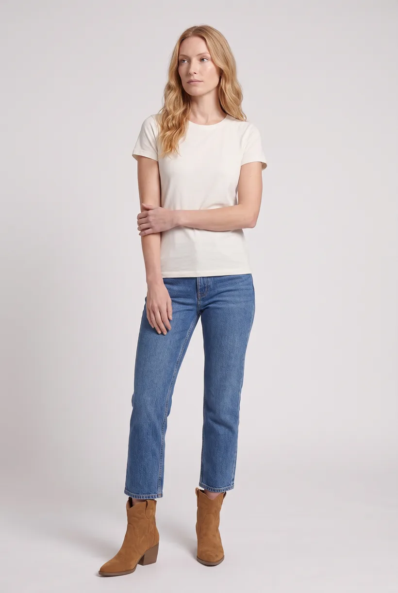 Modelo vestindo um par de botas cowboy de camurça de cano curto, plano frontal de corpo inteiro no estúdio Pure White, gerado com nano-banana-pro pelo modelo Product page set