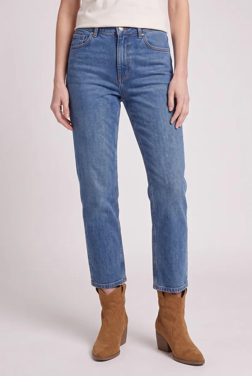 Modelo com as mesmas botas cowboy de camurça de cano curto, edição de câmera frontal da parte inferior do corpo no estúdio Pure White, gerada com nano-banana-pro pelo modelo Product page set