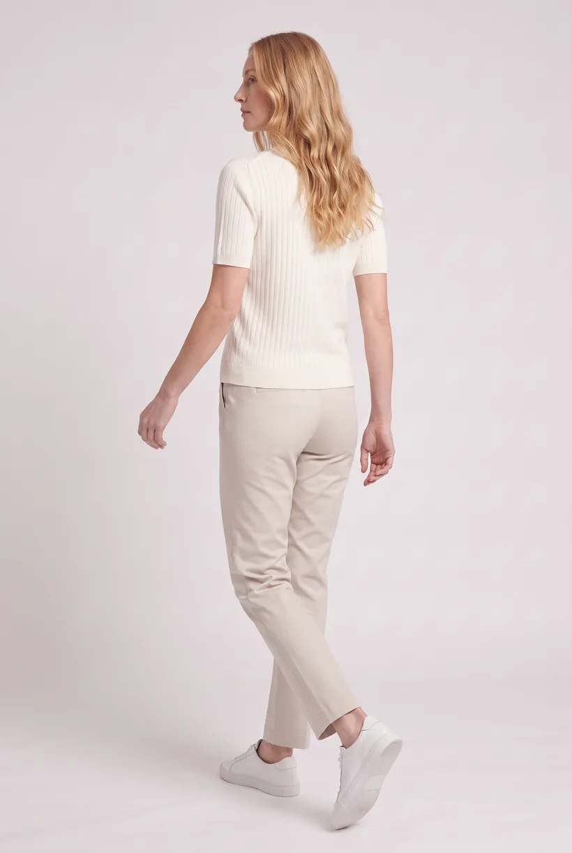 Model in demselben kurzärmeligen Rippstricktop, Ganzkörper-Kamerabearbeitung von hinten im Studio Pure White, generiert mit nano-banana-pro über die Vorlage Product page set