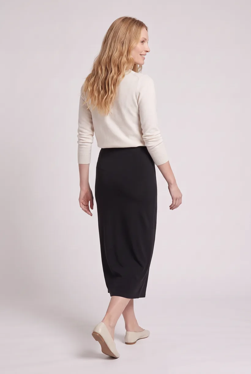 Model mit demselben eng anliegenden Midirock mit hoher Taille, Kamera-Bearbeitung zur Ganzkörper-Rückansicht im Studio Pure White, erzeugt mit nano-banana-pro über die Vorlage Product page set
